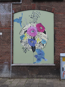 908262 Afbeelding van een schildering met bloemen en vogels, op een paneel in een dichtgezet raam, in de zijgevel van ...